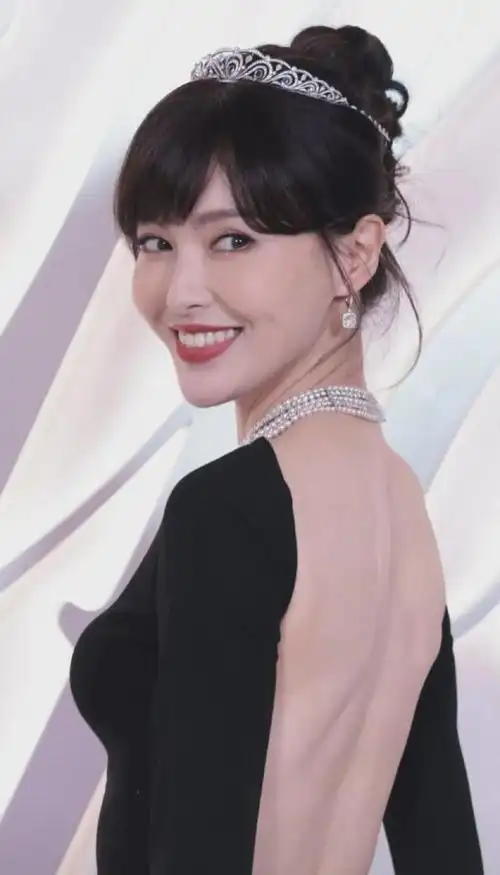 40岁唐嫣最新生图引热议苹果肌抢镜年龄感重网友感叹老了