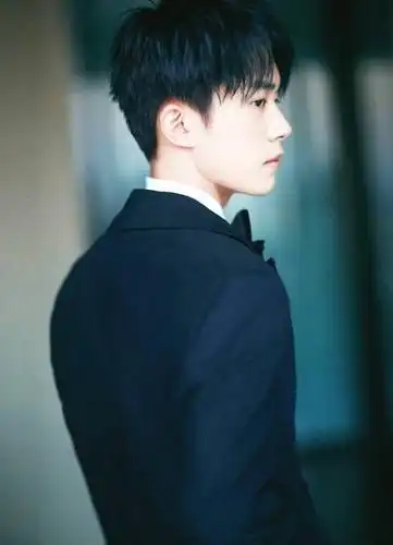 易烊千玺西装造型曝光轮廓硬朗上演侧颜杀