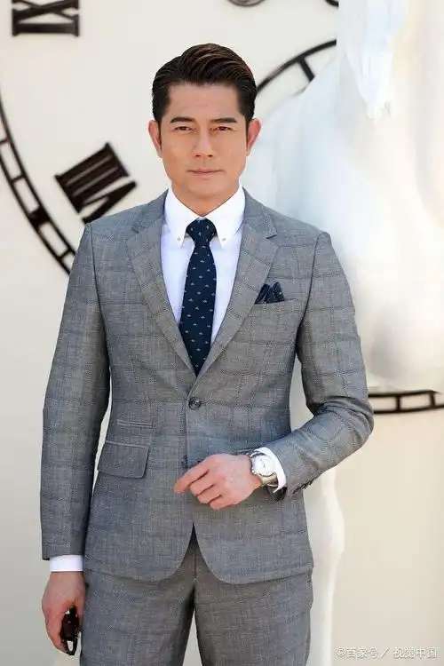 郭富城这个大油头造型阳刚气爆炸!一贯的钢铁男西服,哪像53岁?