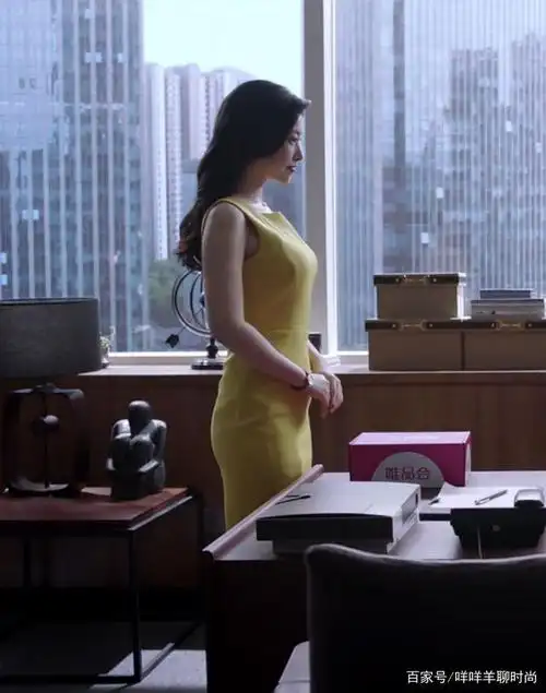 《精英律师》栗娜扮演者朱珠,职场穿搭玩出花样,古典优雅气质美