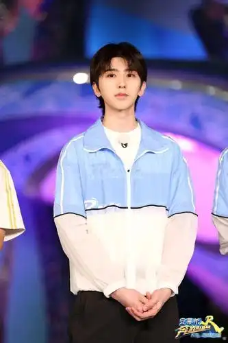 蔡徐坤《奔跑吧》剧照公开 穿蓝白运动服的清爽学长_偶像