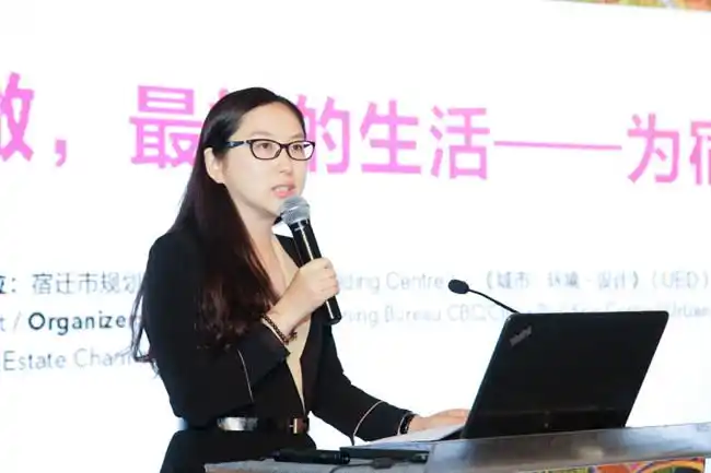 会议主持人,《城市·环境·设计》(ued)杂志社执行主编柳青介绍比赛