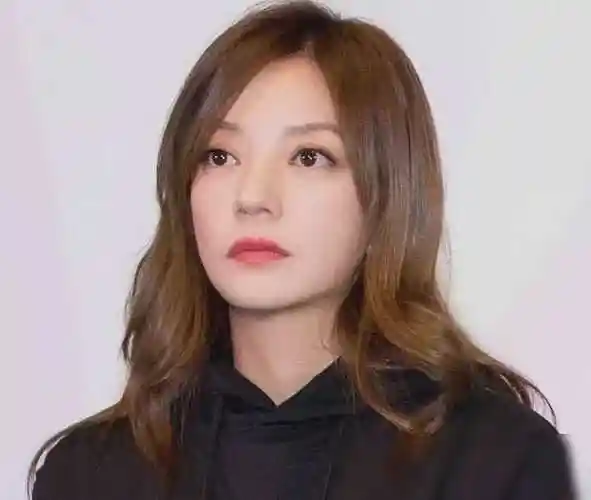 然而,随着年龄的增长,赵薇的兴趣逐渐转向了表演.