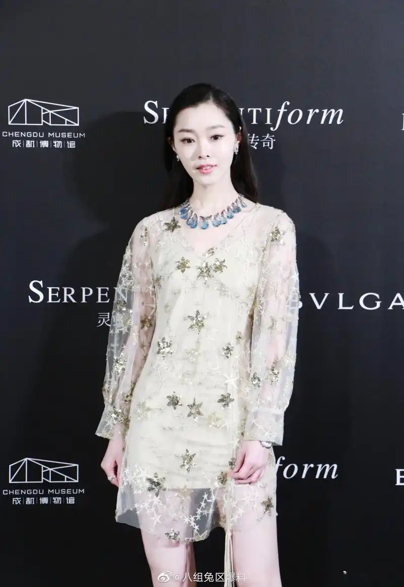 宋轶今天活动生图白到发光无色差,有鹅扒出她一夏天用30瓶防晒,太羡慕