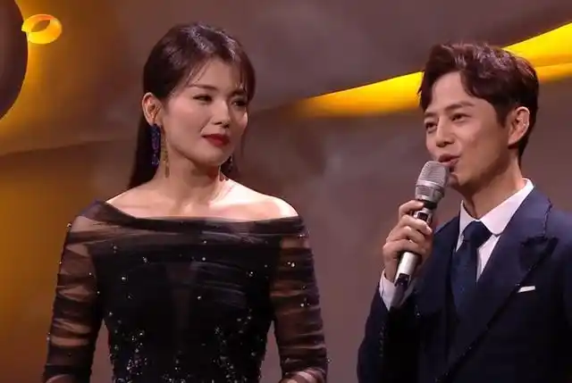 金鹰颁奖礼高清镜头下的明星宋茜脸上现奇怪凹痕李易峰微发福