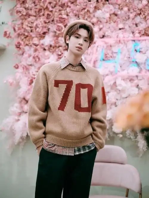 黄明昊你好星期六棕色贝雷帽毛衣造型
