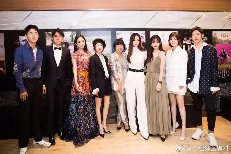 杨幂杨颖热聊唐嫣转身离去 杨幂唐嫣同框全程零交流满屏尴尬