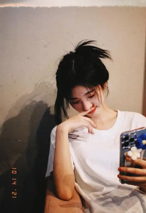 鞠婧祎分享日常生活美照秀精致五官展露娇嫩肌肤