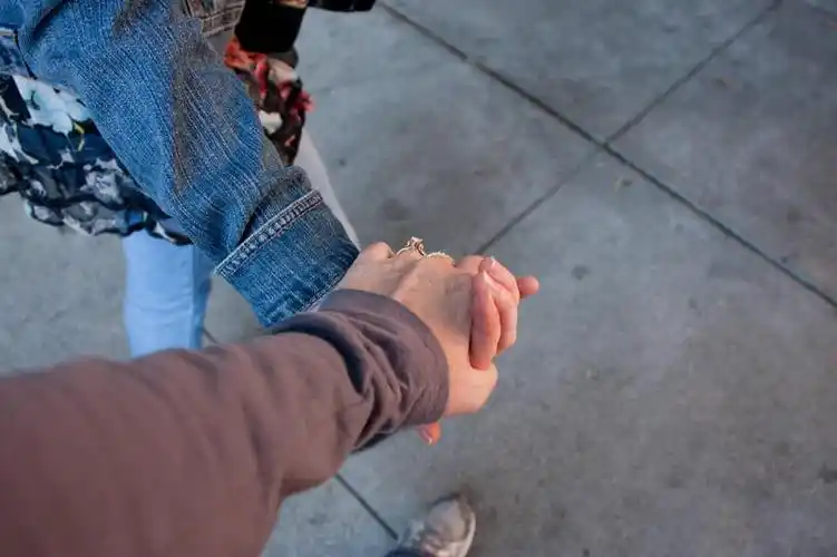 西方人,儿童,成年人,中年人,老年人,手,两个人,家庭,母亲,女儿,横图