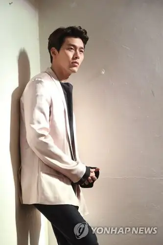 共助玄彬片场如战场铠甲需自备