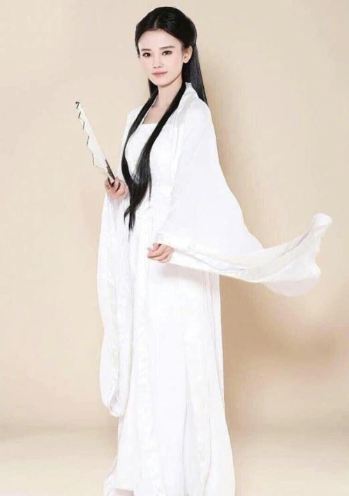 鞠婧祎cos小龙女旧照被疯传,看清掀起刘海的样子,瞬间脱粉了