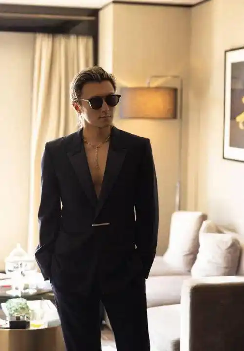 谢霆锋真空西装秀胸肌.