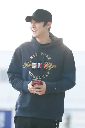 朴灿烈仁川出发飞赴巴黎 一路微笑心情好