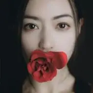 嘴刁玫瑰花的女生头像嘴咬玫瑰花手拿玫瑰花的qq女生头像