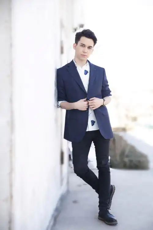 远一点,拍摄全身照的时候,也可使用上述方式,只是要更注意整体的动作