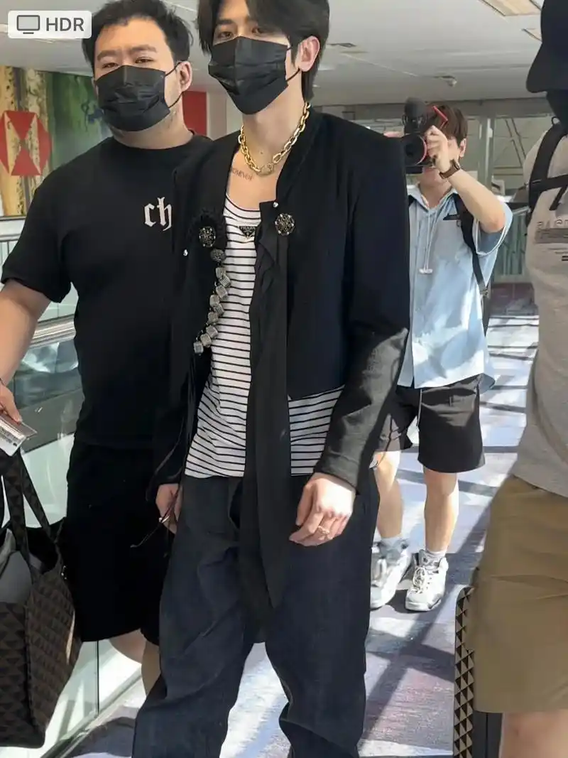 啊啊啊 坤坤贴了现象的纹身贴 这是贴锁骨上吗  #蔡徐坤 # - 抖音