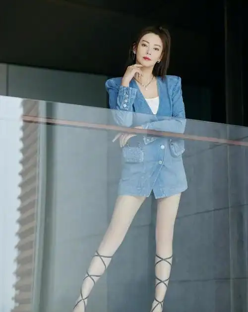 张雨绮的短裙搭配太讨喜年轻了十几岁怪不得能迷倒小鲜肉男友