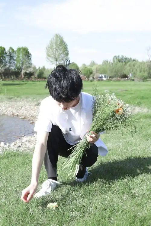 严浩翔 云程发轫万里可期#严浩翔 | 少年与花在有你的每个季节里 多