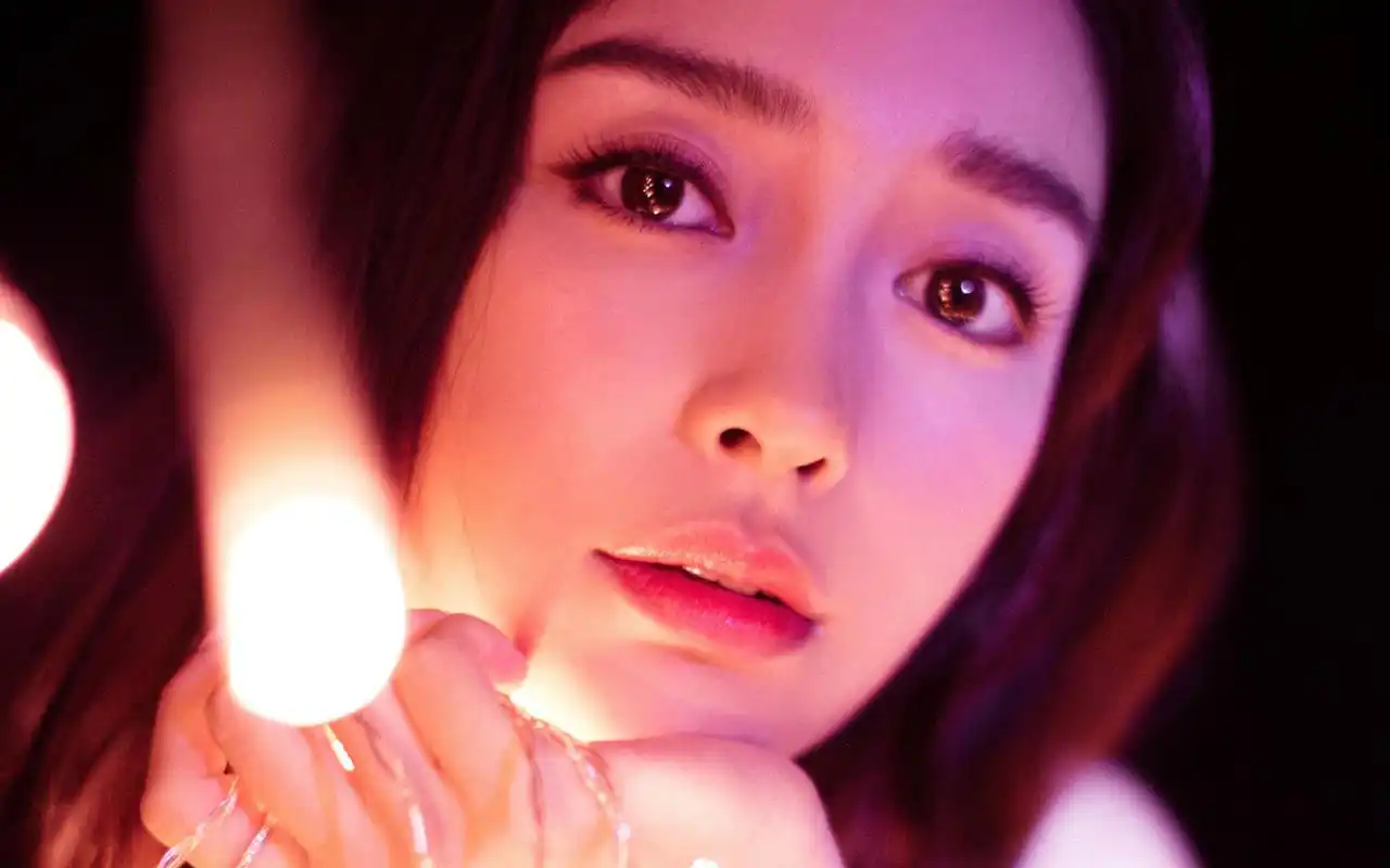 angelababy 眉眼含笑,粲然若花.光影幻化,冲出重复与琐碎的束缚,找寻