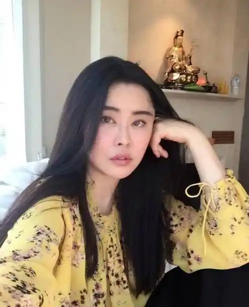 原创52岁的王祖贤不需要冻龄发福也自带仙气