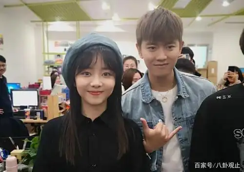 谭松韵火了真抗冻,穿短裙戴贝雷帽好少女,还跟任嘉伦同框发糖