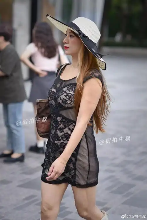 美女穿着成熟性感的透明蕾丝短裙出街