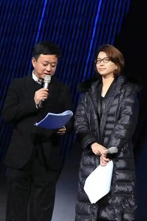 没想到董卿素颜跟化妆差这么多,跟朱军彩排,大变样认不出,但她的才气