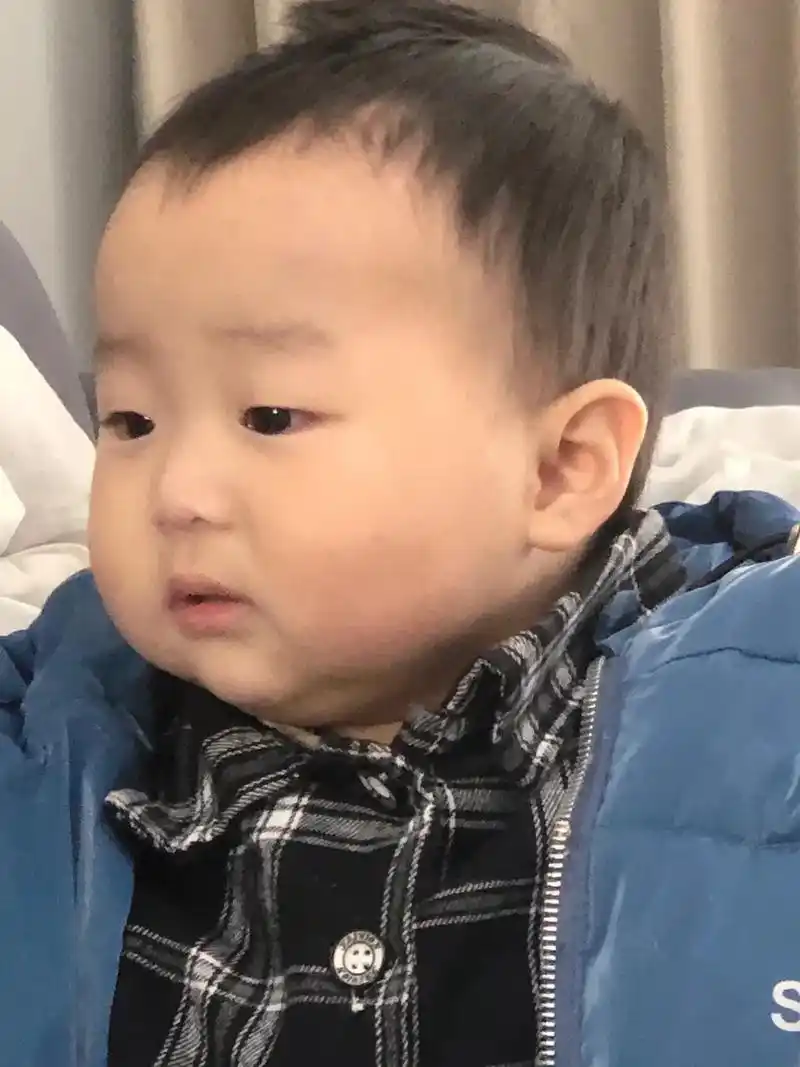 等妈妈来抱抱的小朋友  这表情可爱到爆#人类幼崽成长记 #表 - 抖音