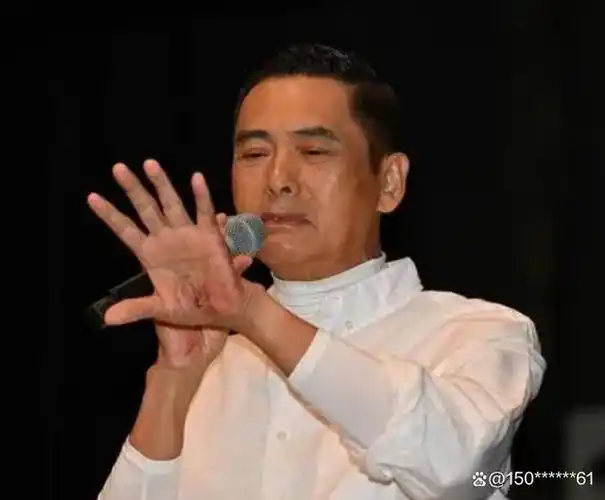 69岁周润发朝阳公园跑步!手臂长满小肉球,目击者称身高超180