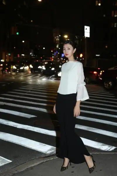斓曦纯白色雪纺上衣,纯静优雅;搭配黑色阔腿裤,魅丽有型;衣袖的镂空