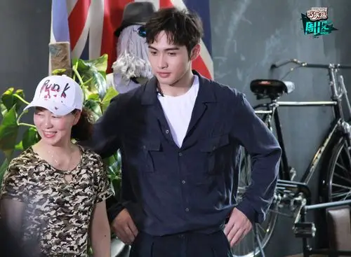 张彬彬演绎老板杨幂单曲疯狂捶地