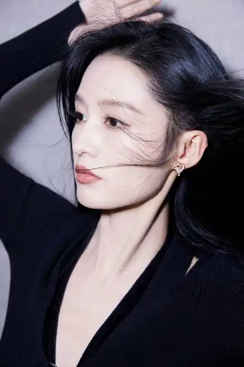 李沁最新时尚造型_摩登_一身_黑色