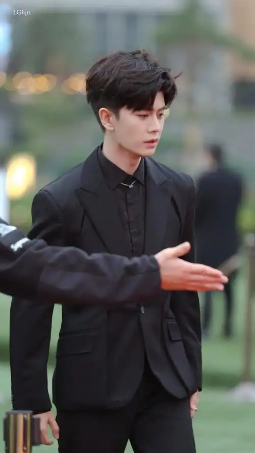 出席活动每个造型都绝美,不过我觉得国超哥哥私服更好看@任嘉伦allen