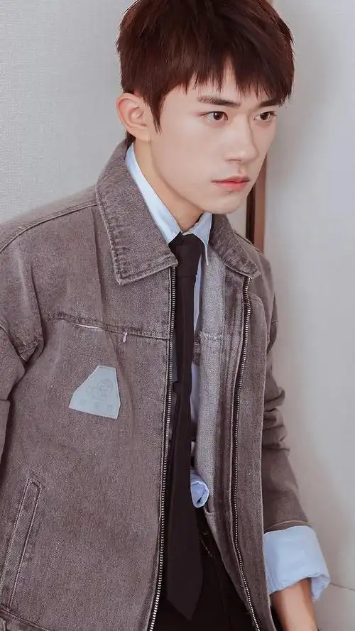 易烊千玺帅气阳光迷人写真