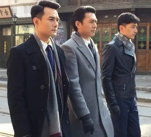 卫视金鹰独播剧场,该电视剧由金牌导演李雪指导,云集了胡歌,王凯,靳东