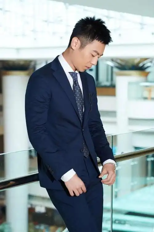 朱亚文搂着李佳琦给他涂口红太会撩了吧