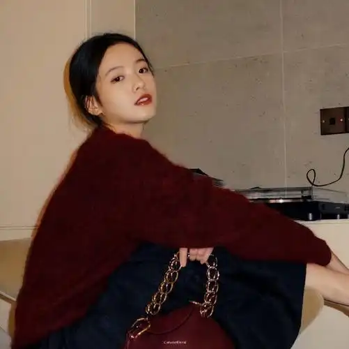 李庚希与好友聚会抽烟