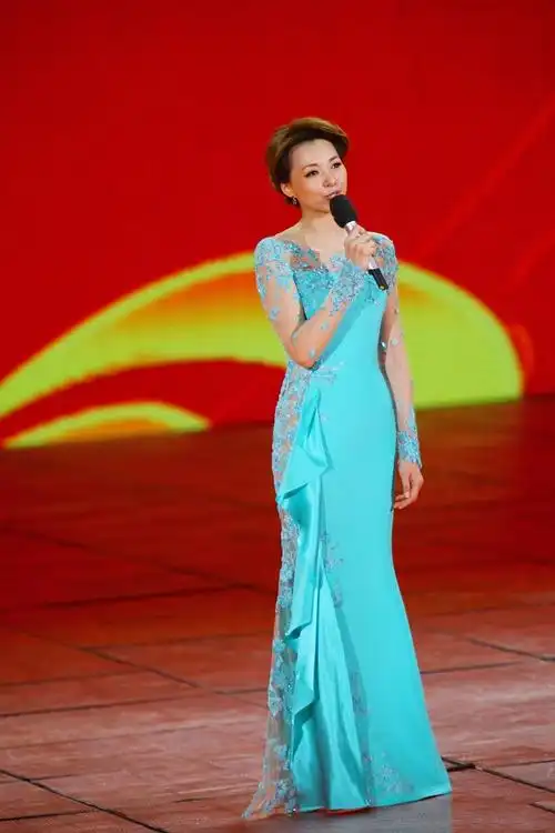 一姐董卿美成焦点穿青色礼服高雅又醒目同框李思思真惊艳