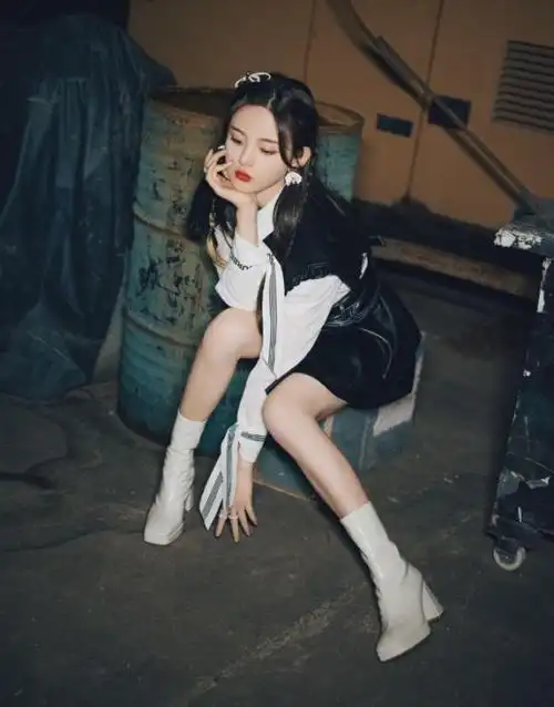 原创杨超越也对"包浆靴"下手了,穿后站直那刻,腿成直男心头最爱