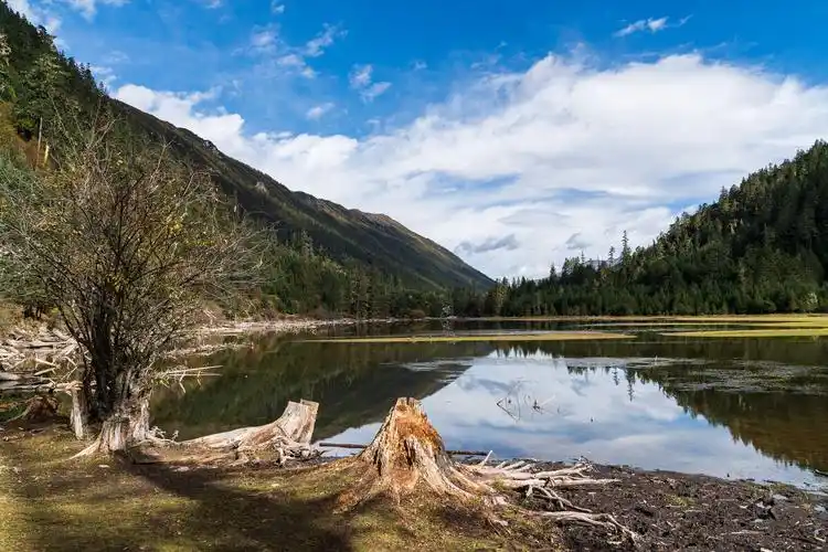 康定月亮湖