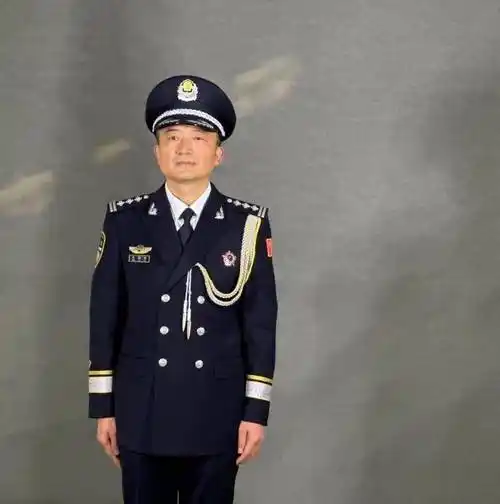 【你好,警察节】一身警服 一生荣耀_礼服_活动_光影