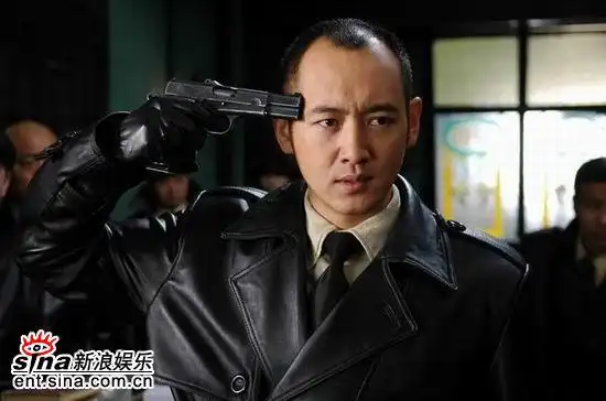 蓬勃相比电影版陈少泽饰演的刘啸尘,张磊版的刘啸尘要更年轻,帅气一些