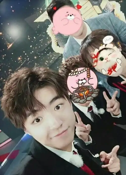 那些出现在合照中的王俊凯,精致五官在哪里都出众