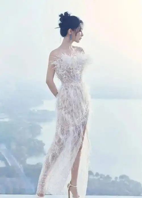 杨紫白色羽毛抹胸礼服亮相圈,高贵优雅_造型_整体_气质