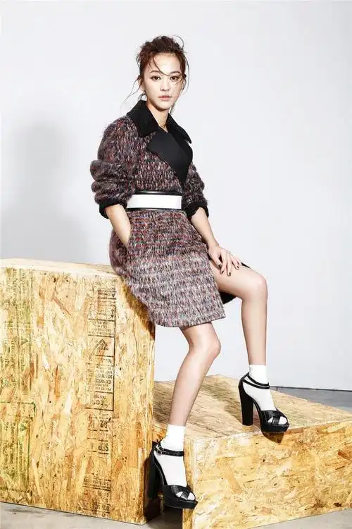 陈意涵穿着一身漂亮的连衣裙,腰上系着一条白色的腰带,脚上穿着一双