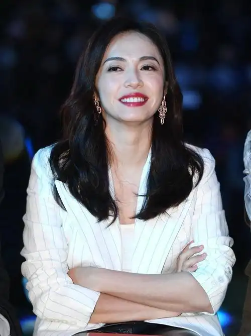 姚晨,图一出席活动照,红唇白齿笑得"有魔力"!