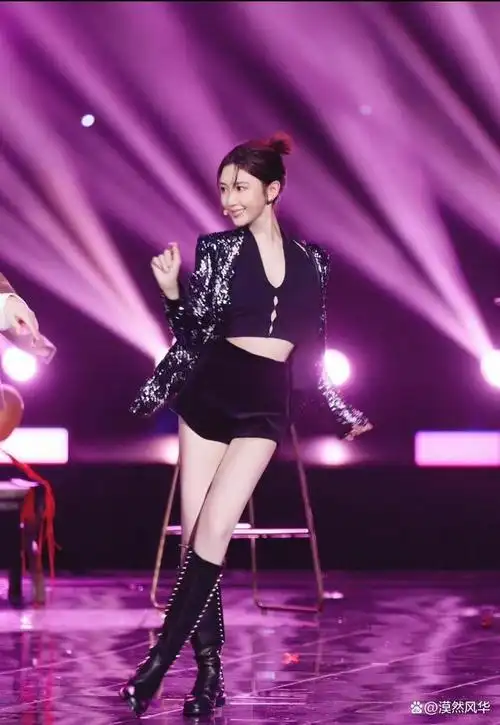 央视中秋晚会之孤独颂歌:檀健次和毛晓彤跳拉丁,就是人间精灵吧