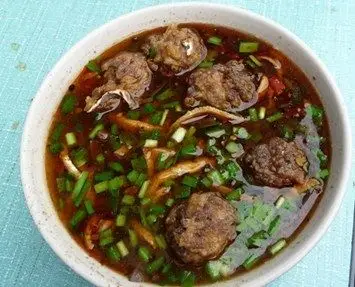 老洛阳人有句口头禅,"早上豆腐汤,晚上丸子汤",丸子汤酸辣爽口,一碗下