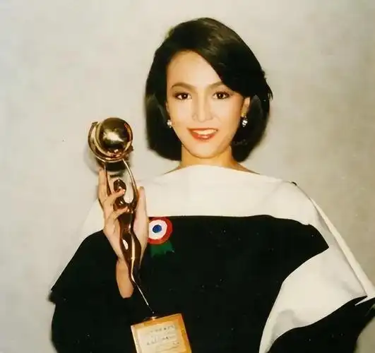 香港女星郑裕玲个人资料和图片(艺人郑裕玲个人资料年龄)(图12)