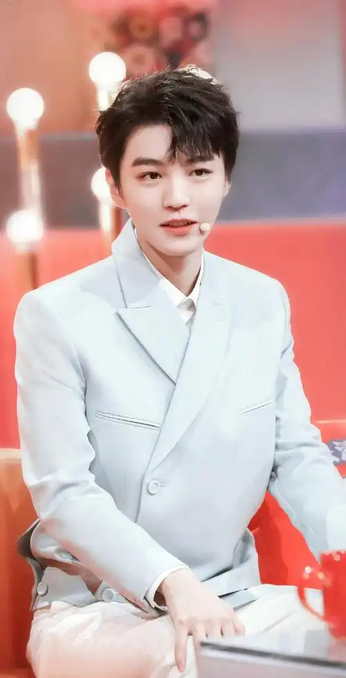 tfboys都这么大了#  记录一些长大后央视春晚镜头下的大帅哥王俊凯